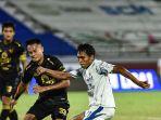 aksi-winger-persib-bandung-frets-butuan-ketika-berusaha-melewati-pemain-persebaya.jpg