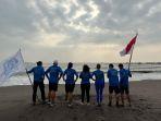 aktivid-dari-langit-biru-pertiwi-sejak-2016-rutin-menggelar-aksi-beach-clean-up.jpg