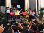 aktivis-ham-sumarsih-menyampaikan-kepada-presiden-agar-segera-bertindak-untuk-tolak-hak-angket-dpr_20170713_180813.jpg