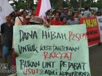 aktivis-mahasiswa-saat-menggelar-aksi-di-depan-gedung-kejati-jatim_20180807_045134.jpg