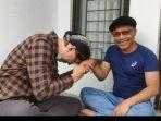 aktivis-medis-sosial-permadi-arya-datangi-k.jpg