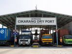aktivitas-bongkar-muat-peti-kemas-di-cikarang-dry-port_20170326_165042.jpg
