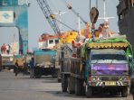 aktivitas-buruh-pelabuhan-dwikora-pontianak_20151215_110341.jpg
