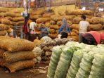 aktivitas-jual-beli-di-pasar-kramat-jati-jelang-ramadan_20190429_204021.jpg