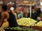 aktivitas-jual-beli-di-pasar-kramat-jati-jelang-ramadan_20190429_204232.jpg