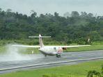 aktivitas-penerbangan-di-bandara-kalimarau.jpg