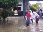 aktivitas-siswa-sman-1-comal-pemalang-saat-sekolah-tersebut-tergenang-air-akibat-banjir.jpg