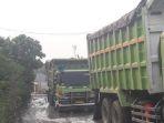 aktivitas-truk-tambang-di-parungpanjang.jpg