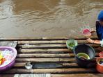 aktivitas-warga-di-kali-ciliwung_20150812_081455.jpg