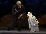 aktor-as-morgan-freeman-kiri-dan-youtuber-qatar-ghanim-al-muftah.jpg
