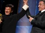 aktor-jackie-chan-kiri-berpose-dengan-aktor-sylvester-stallone_20161116_180947.jpg
