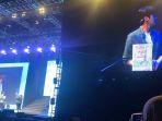 aktor-kim-seon-ho-menunjukkan-lukisan-spesial-saat-fan-meeting-di-indonesia-arena-jakarta-indonesia.jpg