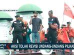 aktor-reza-rahadian-mengikuti-aksi-unjuk-rasa-mengawal-putusan-mk.jpg