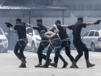 aktraksi-siswa-kepolisian-hamas-palestina-di-gaza_20200508_004616.jpg
