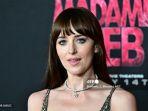 aktris-as-dakota-johnson-tiba-untuk-pemutaran-perdana-madame-web.jpg