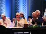 al-habib-umar-bin-hafidz-saat-memimpin-tabligh-akbar-di-stadion-madya-sempaja_20181015_223025.jpg