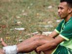 alami-cedera-engkel-kiri-saat-lawan-psis-irfan-jaya-sempat-menangis-saat-ditandu-ke-luar-lapangan.jpg