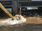 alat-berat-bongkar-tumpukan-sampah-pintu-air-manggarai_20160609_114359.jpg
