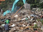 alat-berat-membongkar-bangunan-bukit-duri-kali-ciliwung_20161004_125136.jpg