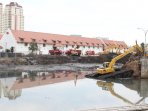 alat-berat-ratakan-pasar-ikan-penjaringan_20160420_105951.jpg