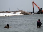 alat-berat-sedang-mengerjakan-reklamasi-pantai-ancol_20151113_160331.jpg