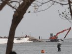 alat-berat-sedang-mengerjakan-reklamasi-pantai-ancol_20151113_160411.jpg