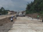 alat-berat-selesaikan-pembangunan-tol-bawen-salatiga_20170331_111257.jpg