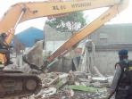 alat-berat-yang-dikawal-polisi-bersenjata-menghancur_20160411_110030.jpg
