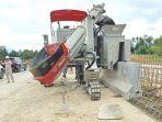 alat-cetak-beton-di-lokasi-jalan-tol-banda-aceh-sigli.jpg