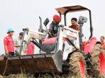 alat-mesin-pertanian-alsintan-membantu-petani-saat-panen-raya.jpg