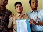aldi-menerima-surat-kelulusannya-sabtu-25-5-2019.jpg
