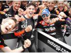 aleix-espargaro-maverick-vinales-rayakan-kemenangan-di-motogp-belanda-2022.jpg