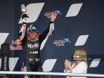 aleix-espargaro-merayakan-di-podium-setelah-balapan-motogp-gp.jpg