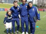 alejandro-maroto-berfoto-bersama-pelatih-akademi-muda-barcelona_20161224_110524.jpg