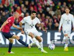 aleksandar-mitrovic-tengah-berebut-bola-dalam-pertandingan-grup-4.jpg