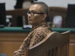 alex-usman-jalani-sidang-korupsi-ups_20151030_022006.jpg