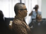 alex-usman-jalani-sidang-korupsi-ups_20151030_022038.jpg