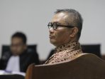 alex-usman-jalani-sidang-korupsi-ups_20151030_022114.jpg