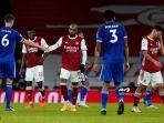 alexandre-lacazette-tengah-berjabat-tangan-dengan-bek-leicester-city-jonny-evans.jpg