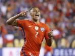 alexis-sanchez-celebrate_20160616_133820.jpg