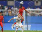 alfeandra-dewangga-atas-merebut-bola-dari-pemain-timnas-uzbeksitan-ruslan-jiyanov.jpg