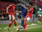 alfeandra-dewangga-santosa-kiri-berebut-bola-dengan-pemain-thailand-teerasil-dangda.jpg