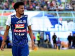 alfin-tuasalamony-saat-menjalani-debutnya-bersama-arema-fc_20180722_094318.jpg