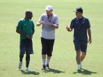 alfred-riedl-memberikan-arahan-pada-timnas-indonesia_20161031_174716.jpg