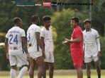 alfredo-vera-mendampingi-latihan-persipura-jayapura.jpg