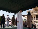 algojo-mencambuk-pelaku-judi-di-kabupaten-aceh-singkil_20180305_203954.jpg