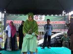 algojo-wanita-sedang-melakukan-pencambukan-terhadap-terpidana1.jpg