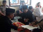 ali-fikri-menikahi-pasangannya-di-polsek-pagelaran.jpg
