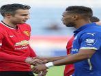 alie-sesay-kanan-saat-berjabat-tangan-dengan-robin-van-persie-kiri.jpg