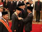 alirkan-listrik-bupati-ini-raih-penghargaan_20160817_151934.jpg